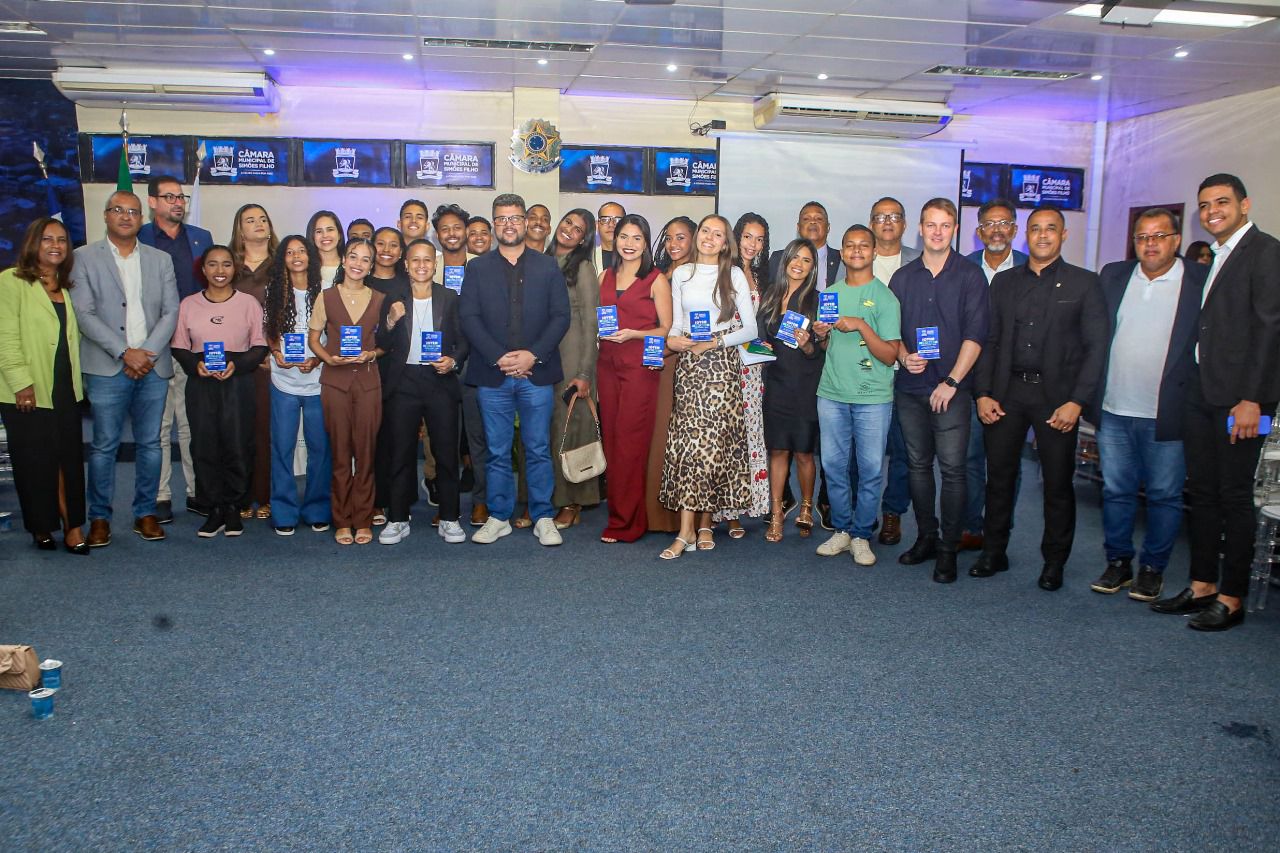 Câmara Municipal realiza homenagem a jovens destaques de Simões Filho